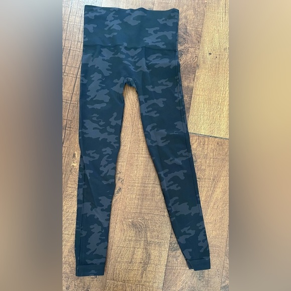 SPANX Womens leggings Sz XS extra small Camo - Picture 1 of 6
